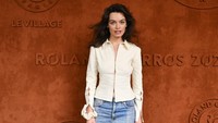 Emma Mackey terlihat mengenakan atasa berwarna cerah dengan kancing-kancing tak tak tertutup sempurna. (Foto: Corbis via Getty Images/Stephane Cardinale - Corbis)