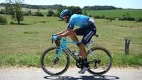Pebalap Astana – Qazaqstan, Gianni Moscon memacu sepeda Willier pada etape ketujuh, 8 Juli 2022. Pebalap asal Italia ini tidak bisa melanjutkanbalapan sejak etape kedelapan karena virus itu. (Alex Broadway/Getty Images)