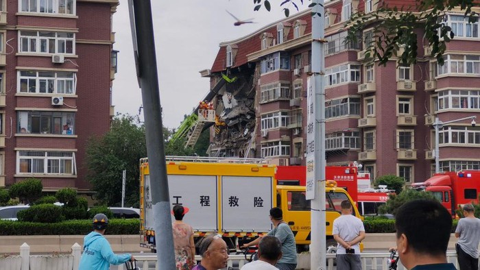 1409654124 TIANJIN, CHINA - JULY 19: Fire trucks arrive at a gas explosion site on July 19, 2022 in Tianjin, China. The gas explosion occurred in a residential building in Tianjin at around 7:15 a.m. on Tuesday. (Photo by VCG/VCG via Getty Images)