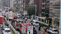 Petugas kepolisian setempat hingga ambulans disiagakan untuk evakuasi korban.