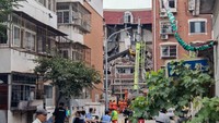 Begini penampakan sebuah rusun yang nyaris ambruk imbas ledakan gas di kawasan Tianjin, China, Selasa (19/7/2022).