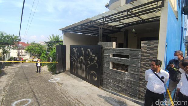 Penembakan istri TNI di Semarang, Jawa Tengah terjadi pada Senin (18/7/2022) kemarin. Penembakan tersebut berlangsung di depan rumah korban.