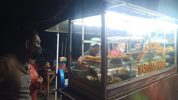 Abdul Gapur dan Abdul Halil ketika tengah melayani pemesanan nasi Padang di Jalan Akasia, Denpasar Bali pada Selasa (19/7/2022) malam