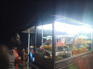 Jualan Nasi Padang Pakai Gerobak di Denpasar, Seporsi Rp 8 Ribu