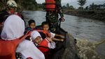 Jembatan Putus, Pelajar di Garut Terpaksa Naik Perahu Karet ke Sekolah