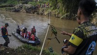 Setiap hari, kurang lebih 70 pelajar melintas untuk ke sekolah. Namun Jembatan Rawayan yang biasa mereka lewati putus diterjang banjir bandang, beberapa waktu lalu.  