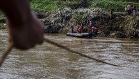 Tim SAR gabungan membantu pelajar menaiki perahu karet untuk menyebrangi Sungai Cimanuk, Garut, Jawa Barat, Selasa (19/7/2022).   