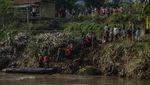 Jembatan Putus, Pelajar di Garut Terpaksa Naik Perahu Karet ke Sekolah