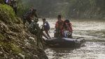 Jembatan Putus, Pelajar di Garut Terpaksa Naik Perahu Karet ke Sekolah