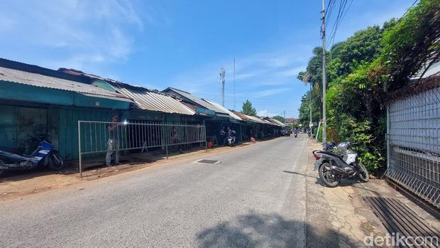 Aktivias pasar besi di Jalan Bogor.