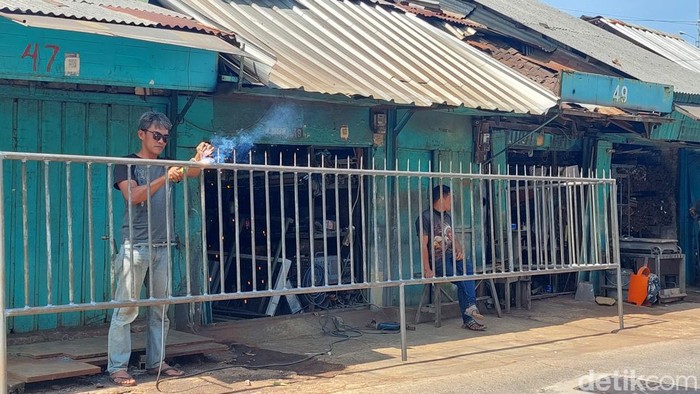 Aktivias pasar besi di Jalan Bogor.