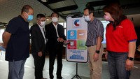 Presiden Direktur Panin Dai-ichi Life Fadjar Gunawan, didampingi Wakil Presiden Direktur Naohide Noguchi, Direktur Operasi Anthonius Aswin Rooseno, Chief Agency Officer Darwin Gunawan dan Head of Distribution and Training Bancassurance Hendrawati Subali saat peluncurkan aplikasi mobile yang bernama Connect bertepatan dengan perayaan hari jadi ke-48 Panin Dai-chi Life di Jakarta, Senin (18/7).