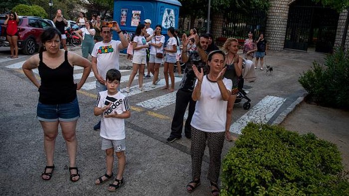 Apresiasi Warga Untuk Para Pejuang Pemadam Kebakaran Hutan di Spanyol AVILA, SPAIN - JULY 18: Residents applaud firefighters as they pass by as a forest fire approaches their municipality at El Hoyo de Pinares on July 18, 2022 in Avila, Spain. Wildfires have broken out across Spain and southern Europe amid a severe heatwave. (Photo by Pablo Blazquez Dominguez/Getty Images)
