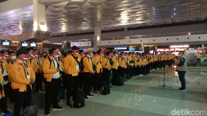 Badan Perlindungan Pekerja Migran Indonesia (BP2MI) melepas 245 Pekerja Migran Indonesia (PMI) ke Korea Selatan (Korsel) malam ini di Terminal 3 Bandara Soekarno Hatta (Khairul Maarif/detikcom)