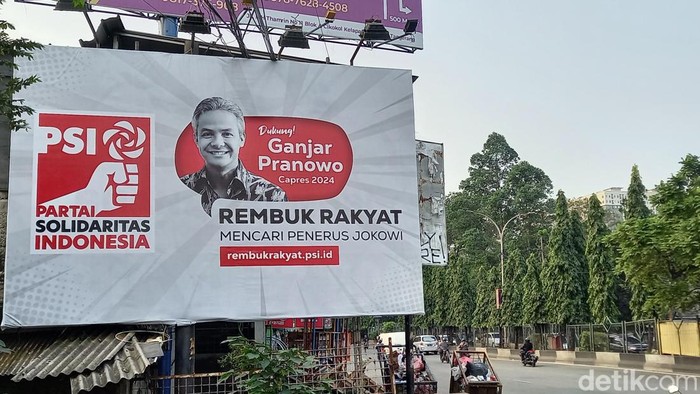Baliho PSI mendukung Gubernur Jawa Tengah (Jateng) Ganjar Pranowo sebagai capres 2024 mejeng di Kota Tangerang. (Khairul Maarif/detikcom)