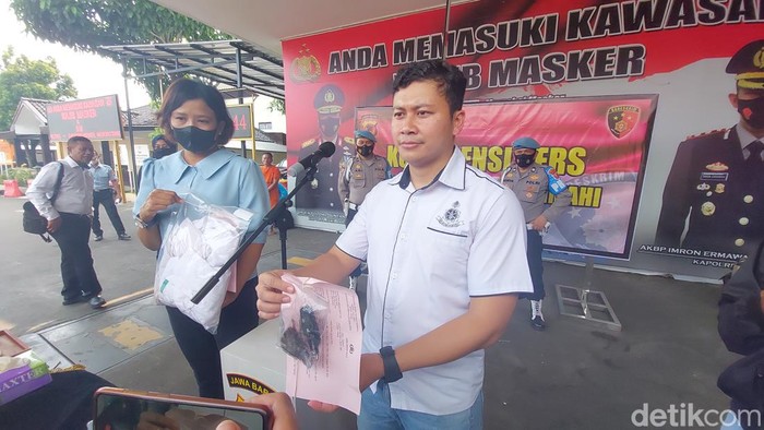 Barang Bukti Jenglot Diamankan Polisi Dari Dukun Cabul di KBB