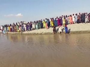 Bawa 100 Tamu, Kapal Pesta Pernikahan di Pakistan Terbalik!