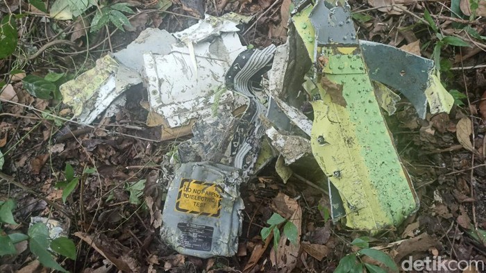 Benda yang diduga puing pesawat ditemukan di sekitar lokasi jatuhnya pesawat di Desa Nginggil, Kradenan, Blora, Selasa (19/7/2022).