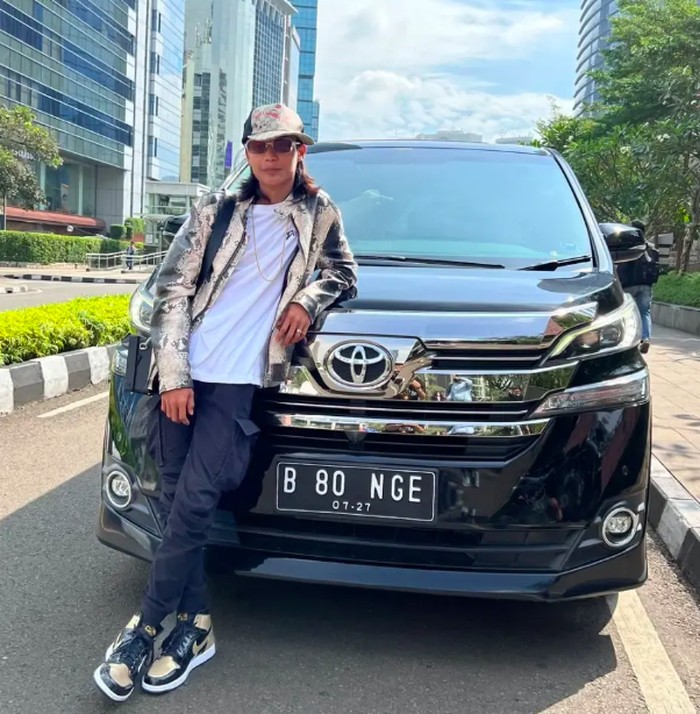 Bonge pamer Toyota Vellfire dengan nopol B 80 NGE.