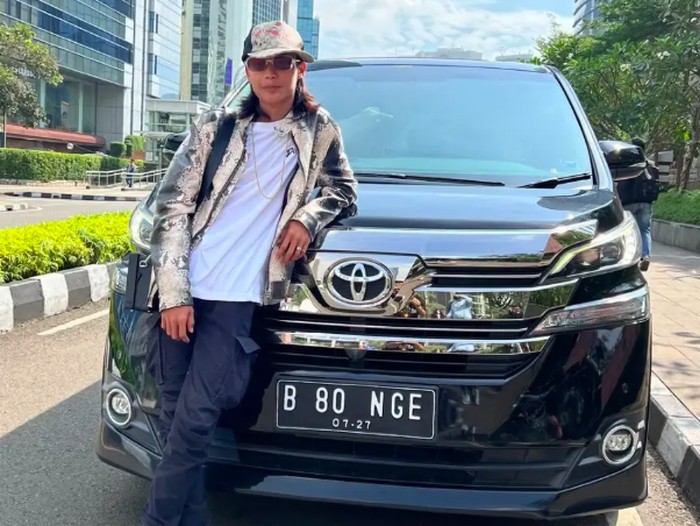 Bonge pamer Toyota Vellfire dengan nopol B 80 NGE.