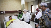 Direktur Pelayanan BPJAMSOSTEK Roswita Nilakurnia beserta jajaran menjenguk korban kecelakaan truk maut Pertamina.