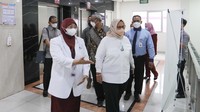 Direktur Pelayanan BPJAMSOSTEK Roswita Nilakurnia didampingi Direktur Rumah Sakit Permata Cibubur dr. Mira Roziati Dachlan dan Deputi Direktur BPJAMSOSTEK Wilayah DKI Jakarta Eko Nugrianto menjenguk peserta yang menjadi korban kecelakaan di Cibubur.