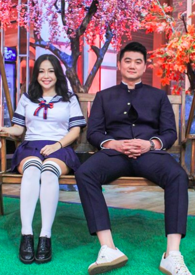 Duh,ini mah anak SMA,” tulis netizen mengomentari. “Kawaii chef marinka,” komentar netizen lain. “Student in a class with teacher,” ungkap netizen lain mengomentari foto chef Marinka bersama chef Arnold. Foto: Instagram