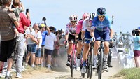 Pebalap tim Israel Premier Tech, Simon Clarke (depan) saat beraksi pada etape 5 Tour de France (TDF) 2022, 6 Juli 2022. Perjalanan peraih podium etape 5 itu terhenti setelah etape ke-15 karena Covid-19. Melansir cyclingweekly, hingga etape ke-15, sebanyak 11 pebalap tidak bisa melanjutkan balapan karena Covid-19. (David Stockman/AFP/Getty Images)