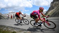 Pebalap tim EF Education-Easypost, Magnus Cort Nielsen (kanan) melakukan cornering pada etape 12, TDF 2022, 14 Juli 2022. Peraih podium etape 12 tersebut harus angkat koper usai menuntaskan etape 15 karena dinyatakan positif Covid-19. (Anne-Christine/AFP/Getty Images)