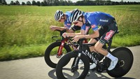 Pebalap Alpecin-Deceuninck, Mathieu van der Poel (MVDP) dan Michael Gogl (kanan) saat latihan sebelum etape perdana TDF 2022 di Kopenhagen, Denmark, 30 Juni 2022. Michael Gogl terpaksa angkat koper karena Covid-19. Sementara rekan sejawatnya, MVDP menyatakan tidak bisa melanjutkan balapan karena kondisinya melemah. (David Stockman/Getty Images)