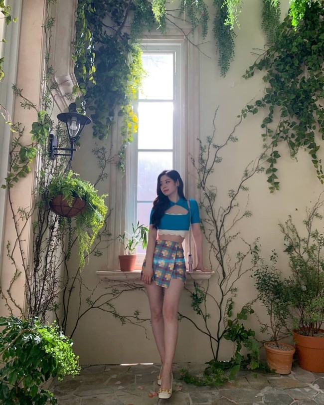 Punya pinggang kecil, Dahyun TWICE konsisten diet dengan berhenti makan cokelat dan roti. Baru-baru ini, beratnya turun 2 kg demi pemotretan photobook. Foto: dok. Instagram