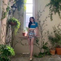 Punya pinggang kecil, Dahyun TWICE konsisten diet dengan berhenti makan cokelat dan roti. Baru-baru ini, beratnya turun 2 kg demi pemotretan photobook. Foto: dok. Instagram