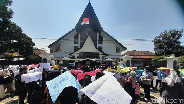 Demo nakes di Sumedang.