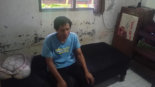 Dewa Made Wirya (46) penyandang tunanetra dari Banjar Dinas Kawan, Desa dan Kecamatan Manggis, Kabupaten Karangasem, menjadi tukang pijat untuk memenuhi kebutuhan sehari-hari istri dan anaknya.