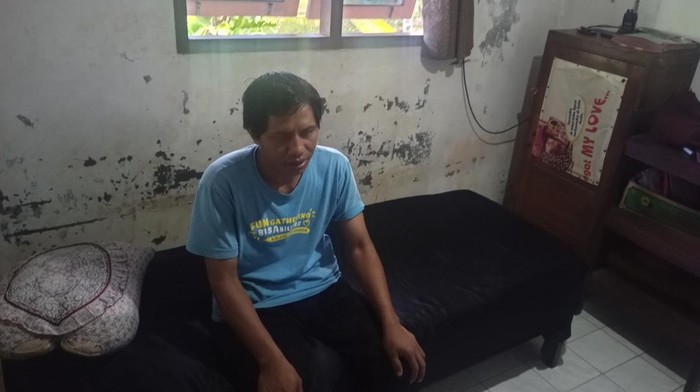 Dewa Made Wirya (46) penyandang tunanetra dari Banjar Dinas Kawan, Desa dan Kecamatan Manggis, Kabupaten Karangasem, menjadi tukang pijat untuk memenuhi kebutuhan sehari-hari istri dan anaknya.