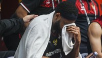 Marques Terrell Boiden menutup muka dengan handuk usai kalah dari tim nasional basket China pada babak playoff FIBA Asia Cup 2022. Indonesia gagal menjaga momentum pada kuarter keempat. Laga tuntas untuk kemenangan China atas Indonesia 108-58.