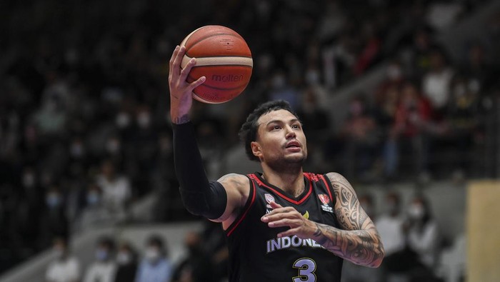 Pebasket Indonesia Yudha Saputera (tengah) mencoba melewati hadangan pebasket tim nasional basket China pada babak playoff FIBA Asia Cup 2022 di Istora Gelora Bung Karno, Senayan, Jakarta, Senin (18/7/2022). China mengalahkan Indonesia dengan skor 108-58. ANTARA FOTO/Galih Pradipta/tom.