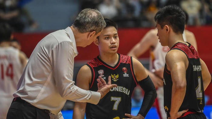 Diganjal China, Timnas Basket Indonesia Gagal ke World Cup 2023 Pebasket Indonesia Yudha Saputera (tengah) mencoba melewati hadangan pebasket tim nasional basket China pada babak playoff FIBA Asia Cup 2022 di Istora Gelora Bung Karno, Senayan, Jakarta, Senin (18/7/2022). China mengalahkan Indonesia dengan skor 108-58. ANTARA FOTO/Galih Pradipta/tom.
