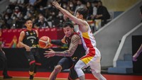 Indonesia kembali kesulitan mengatasi tekanan China memasuki kuarter ketiga. China terus meraih poin dari skema serangan balik. Kuarter ketiga ditutup dengan keunggulan China 77-44.