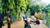 Di lokasi tampak ada sejumlah ABG yang dibangunkan personel Satpol PP. (Foto: Dok. akun Satpol PP DKI Jakarta)
