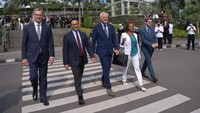 Gubernur DKI Jakarta Anies Baswedan menggelar rapat bersama Wakil Presiden Bank Investasi Eropa, Kris Peeters di Stasiun Dukuh Atas, Jakarta Pusat. Anies juga mengajak Kris beserta rombongan juga sempat menjajal spot Citayam Fashion Week. (Foto: Dok Pemprov DKI.)