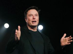 Meme Elon Musk Beli MU: Kirim Ronaldo ke Mars, Maguire Jadi Montir Tesla