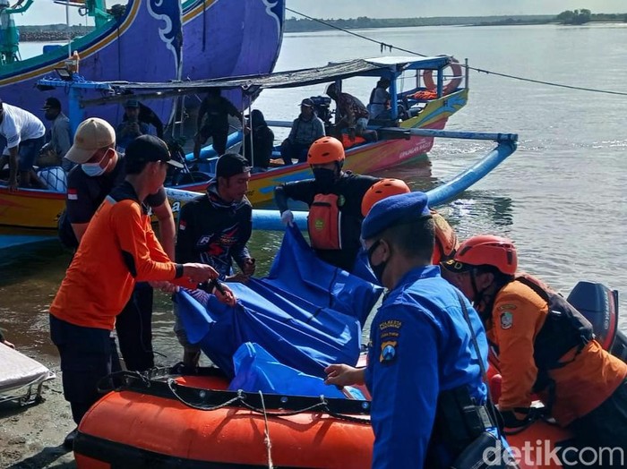 Evakuasi dua korban pemacing tenggelam di Banyuwangi
