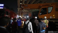 Mobil derek mulai disiapkan untuk mengangkat truk dari lokasi kecelakaan. Petugas nampak memarkir kendaraan tersebut.
