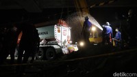 Evakuasi memakan waktu sekitar setengah jam. Evakuasi selesai dilakukan pada pukul 22.52 WIB. Saat evakuasi selesai, kendaraan menuju Cileungsi bisa kembali melintas.