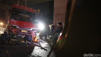 Kendaraan dipindahkan tak jauh dari lokasi awal kecelakaan lalu lintas. Belum diketahui truk tersebut akan dibawa ke mana.