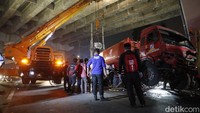 Pantauan detikcom di lokasi kejadian, Senin (18/7/2022), petugas gabungan mulai mengevakuasi sejak pukul 22.25 WIB. Awalnya, petugas membersihkan bagian bawah truk Pertamina.