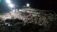 Pesawat tempur tersebut mengalami kecelakaan saat latihan terbang malam dan mengakibatkan penerbangnya Lettu Pnb Allan Safitra Indra Wahyudi meninggal. ANTARA FOTO/Siswowidodo  