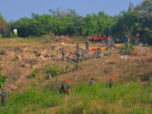 Menyisir Puing Pesawat Golden Eagle yang Jatuh di Tengah Hutan Blora