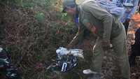 Tim SAR gabungan membawa serpihan yang diduga bagian dari badan pesawat tempur latih T-50i Golden Eagle TT-5009 yang jatuh di Desa Nginggil, Kradenan, Blora, Jawa Tengah, Selasa (19/7/2022). ANTARA FOTO/Yusuf Nugroho